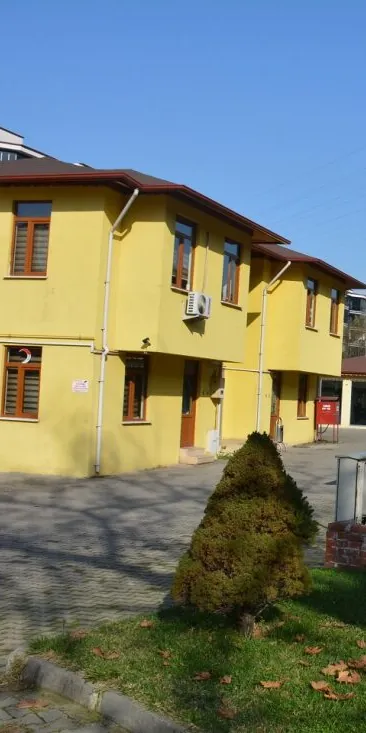 Sarı cepheli Cumhuriyet Halk Evleri binası