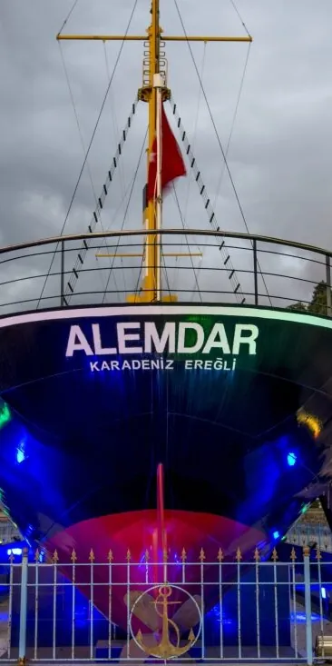 Gece ışıklandırılmış Gazi Alemdar gemisinin pruvası