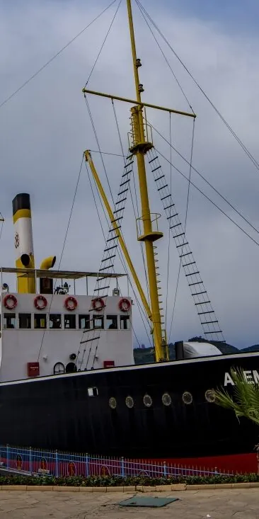 Gazi Alemdar müze gemisinin direkleri ve bacası