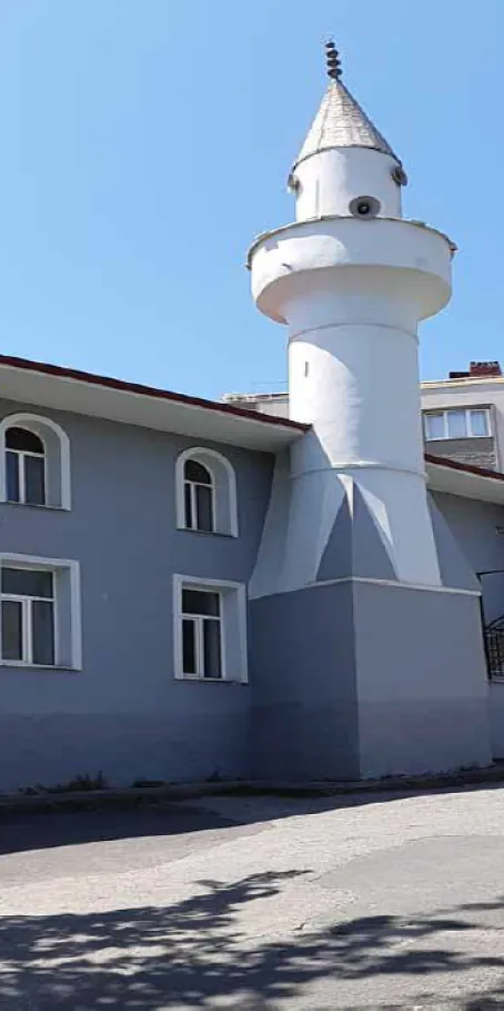 Gazi Süleyman Paşa Camii ve beyaz minaresi