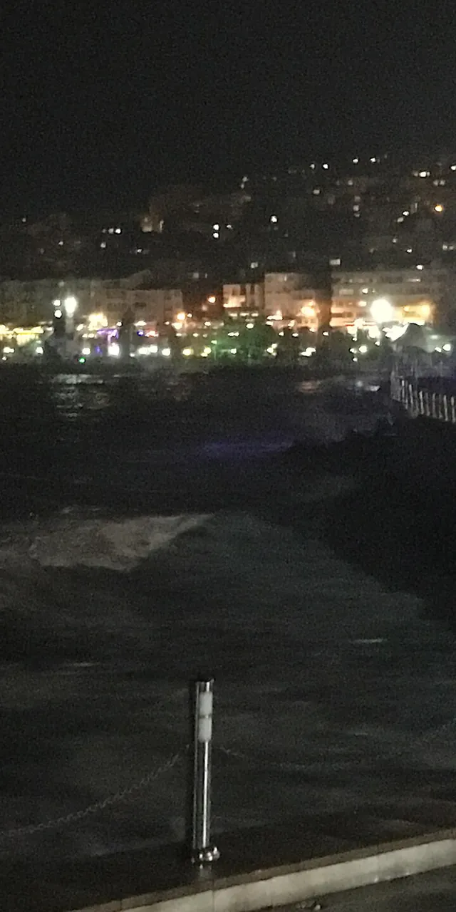 Gece ışıkları altında Kdz. Ereğli sahili, şehir ve dalgalar