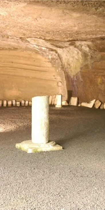 Kilise Mağarası içinde antik sütun