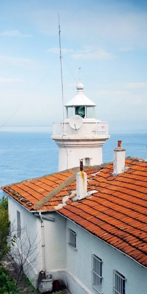 Kiremit çatılı yapının üzerinde Ölüce Deniz Feneri