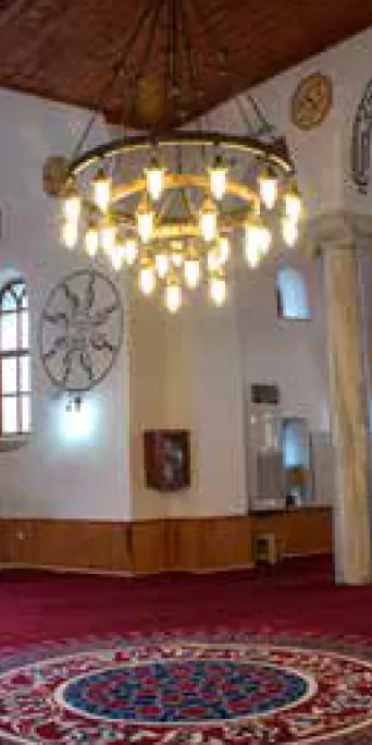 Orta Cami’nin avizeli iç mekânı
