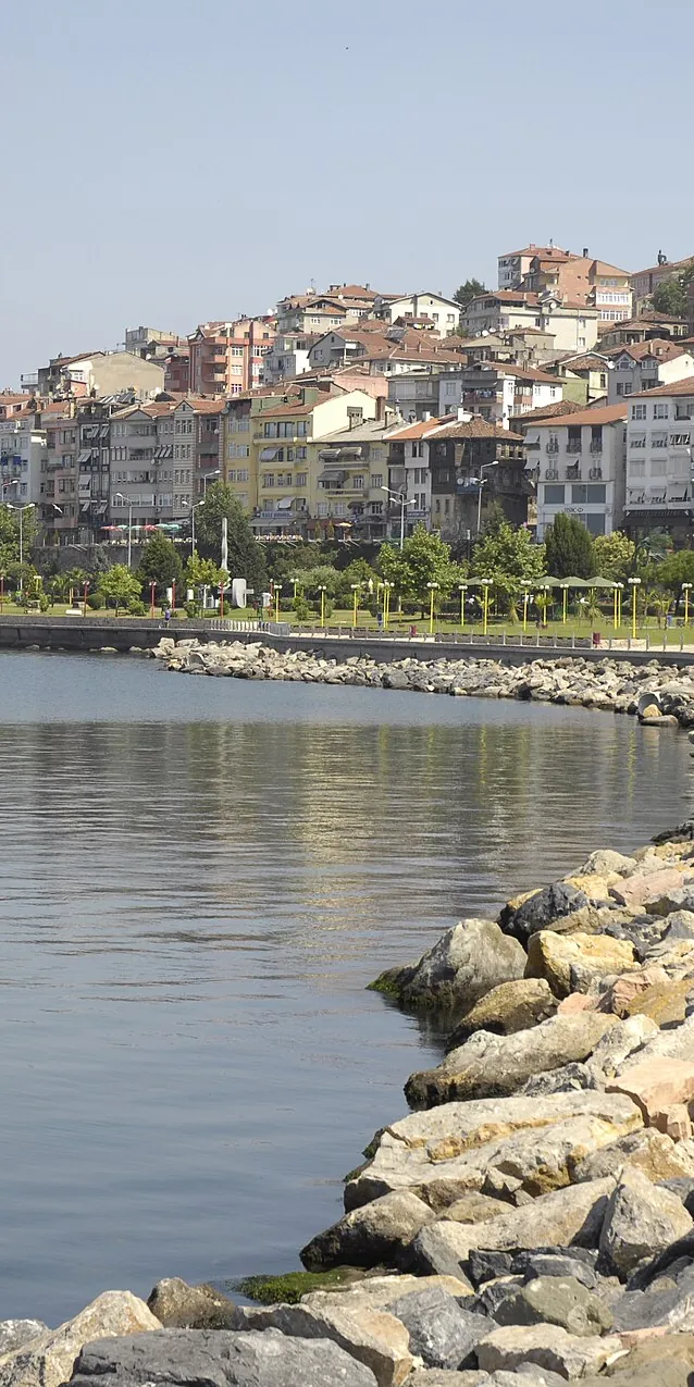 Dalgakıran kayaları ve yamaçtaki şehir