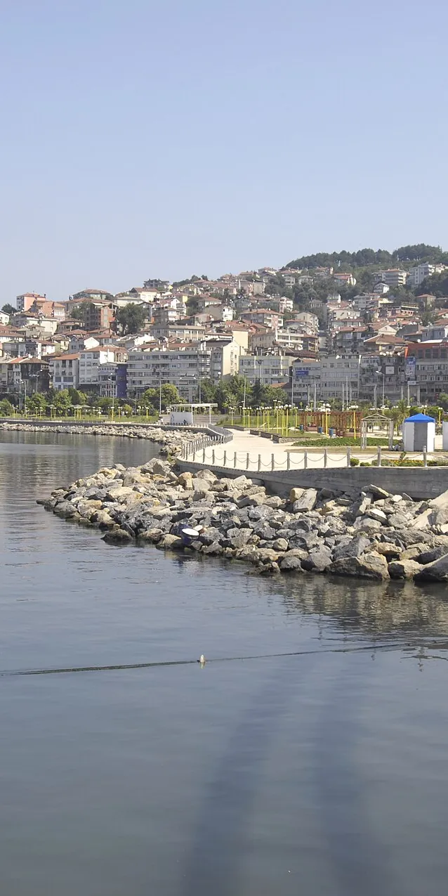 Köprü, dalgakıran ve yamaçtaki şehir
