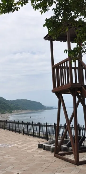 Sevgi Barış Dostluk plajında ahşap gözcü kulesi ve deniz