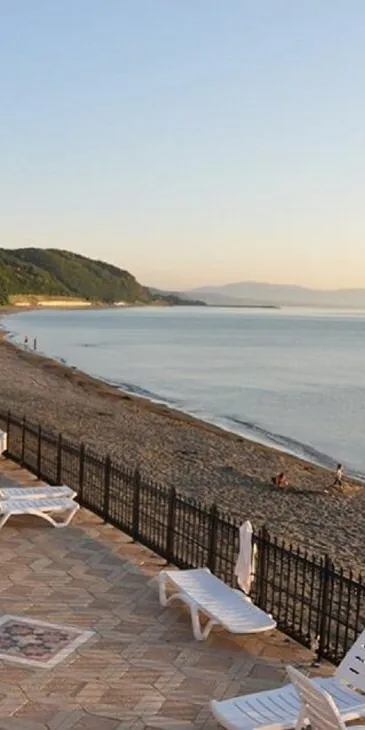 Sevgi Barış Dostluk plajı boyunca sahil yolu