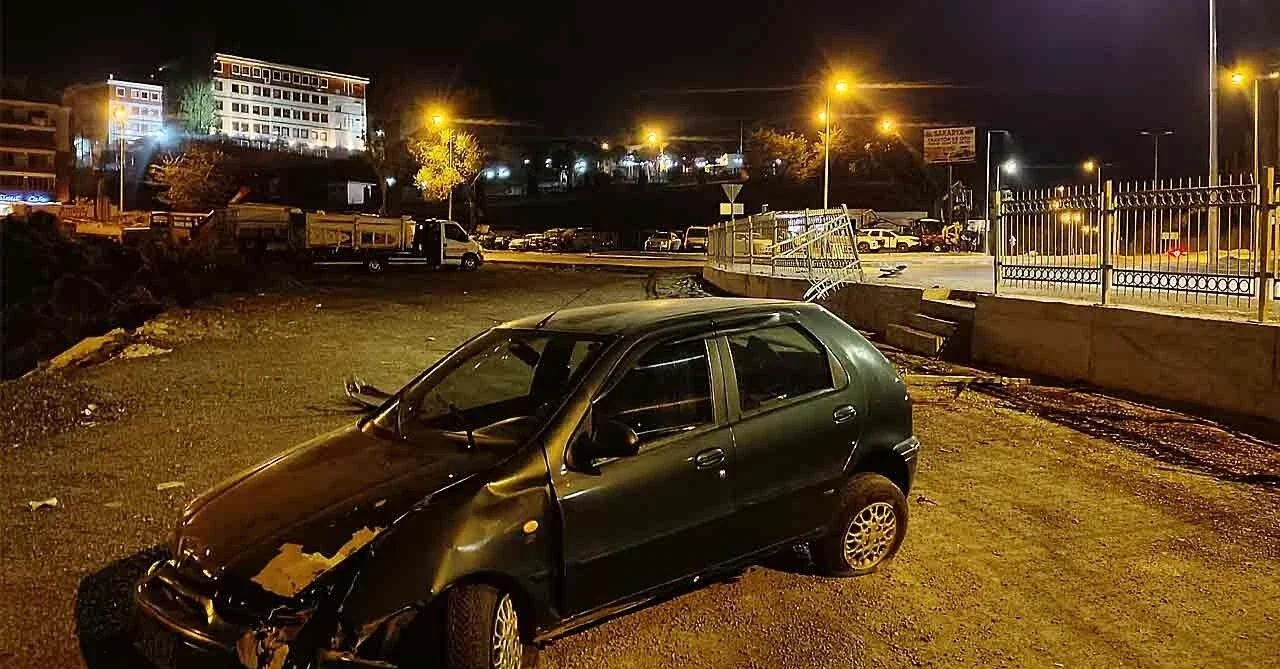 Kepez Mahallesi'nde otomobil korkulukları aştı, sürücü kayıplara karıştı