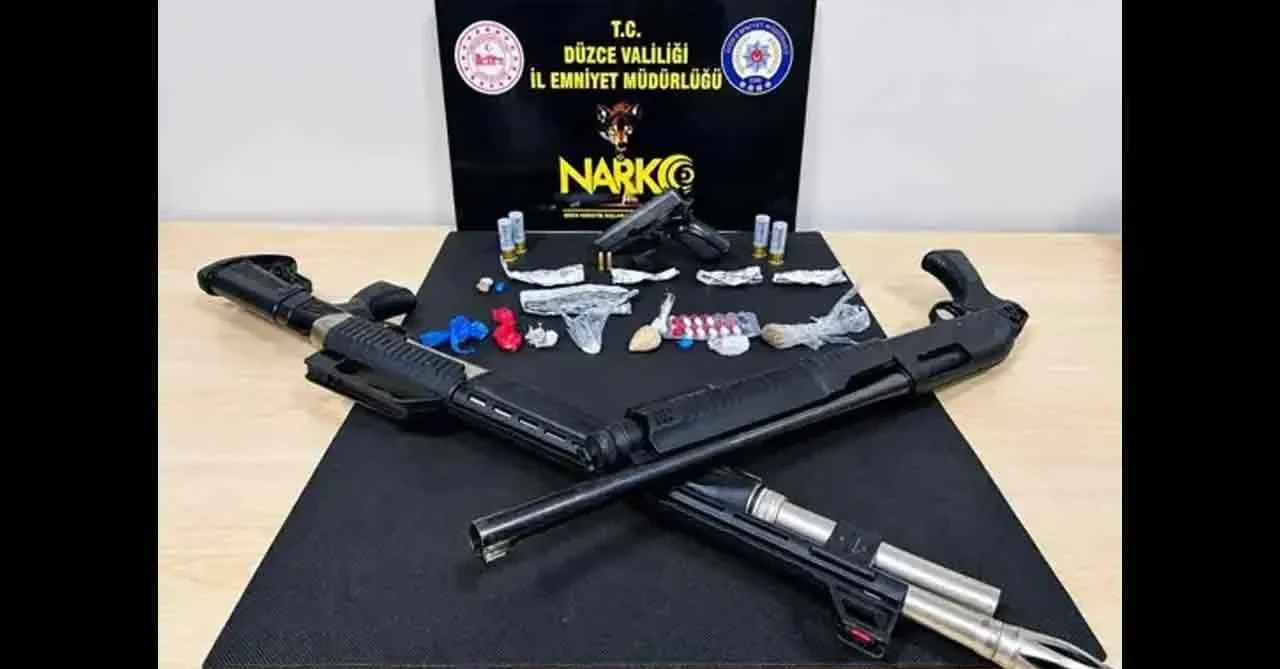 Düzce Çamköy Mahallesi'ndeki narkotik operasyonda 2 kişi tutuklandı, 9 gözaltı
