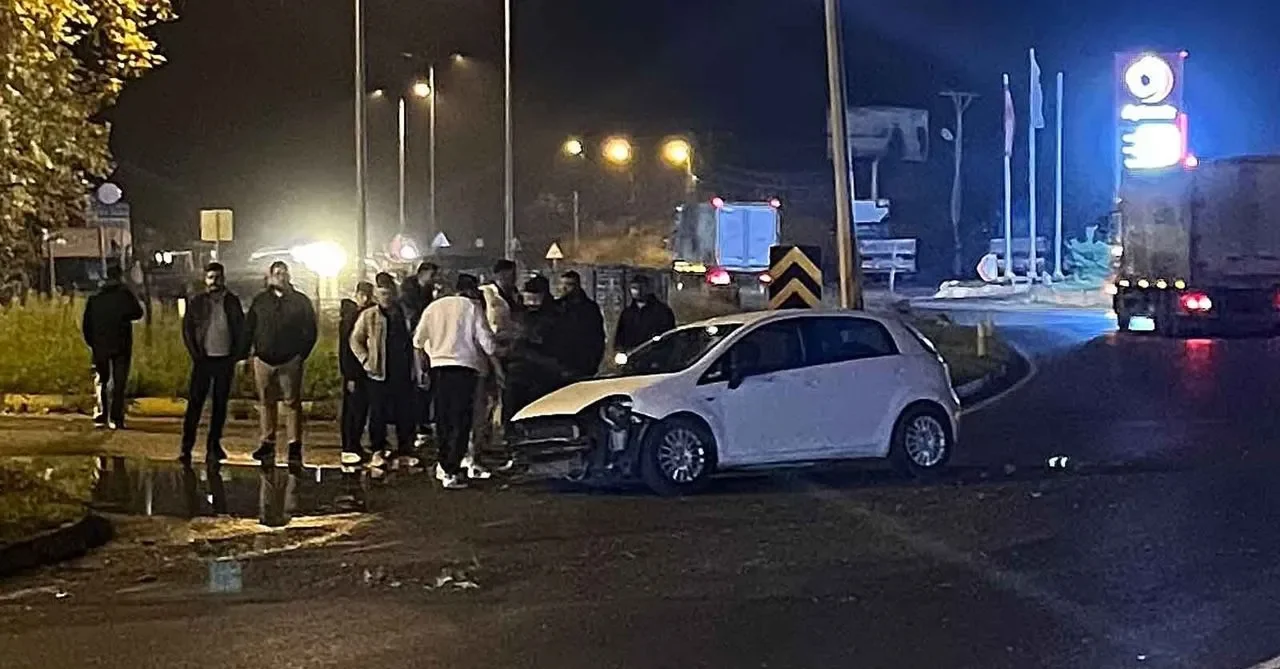 Ereğli Alaplı yolunda kavşakta otomobil direğe çarptı: Sürücü ile yolcu yaralandı