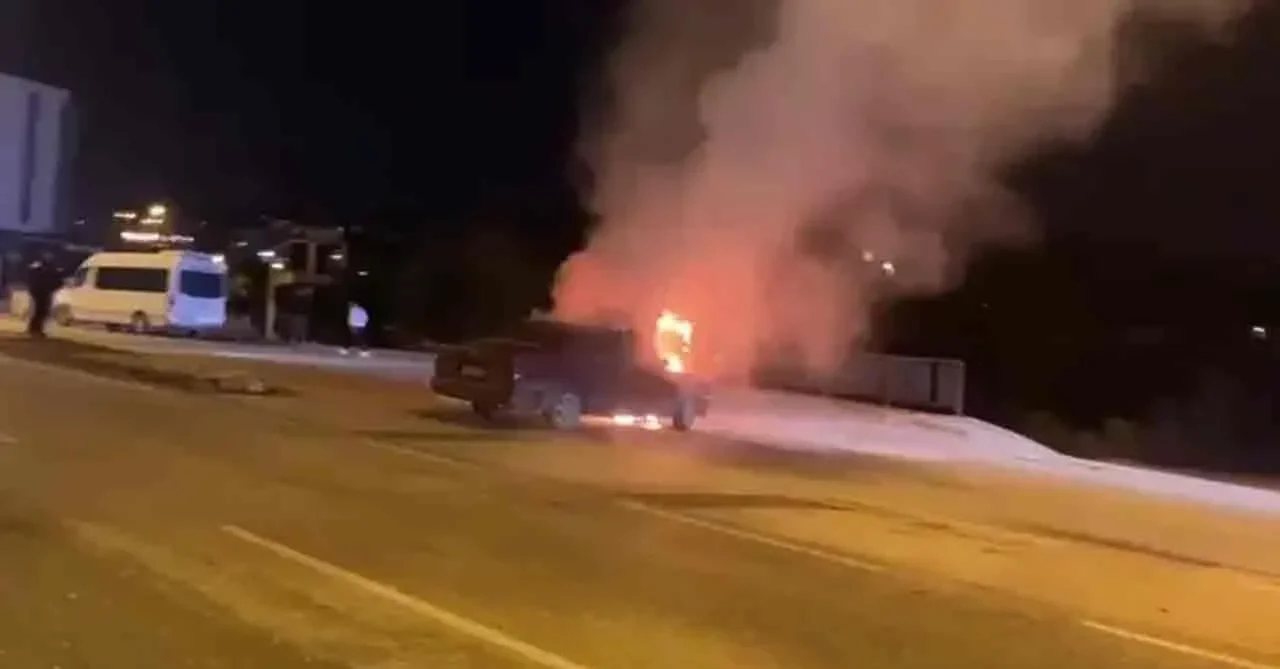 Konuralp Orhangazi Mahallesi'nde motoru alev alan otomobili itfaiye söndürdü