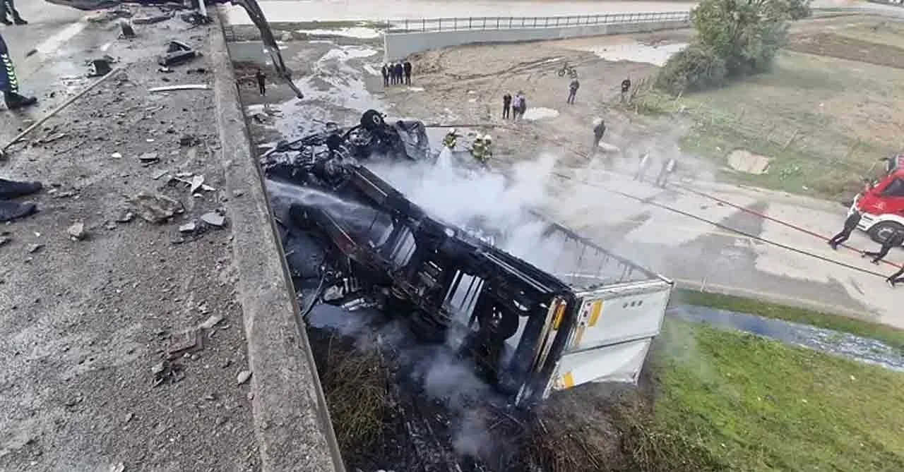 Anadolu Otoyolu’nda TIR otomobile çarpıp köprüden uçup yandı; sürücü kurtuldu