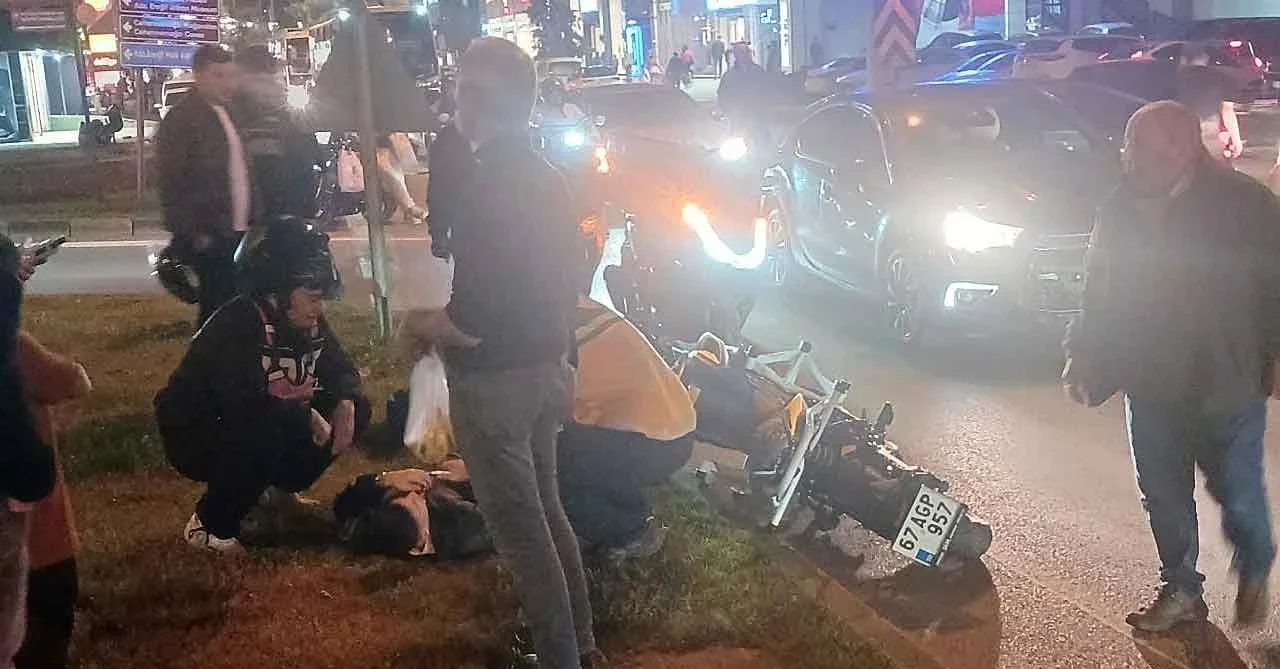 Devrek Yol Ayrımı'nda motosikletle otomobil çarpıştı; sürücü yaralandı