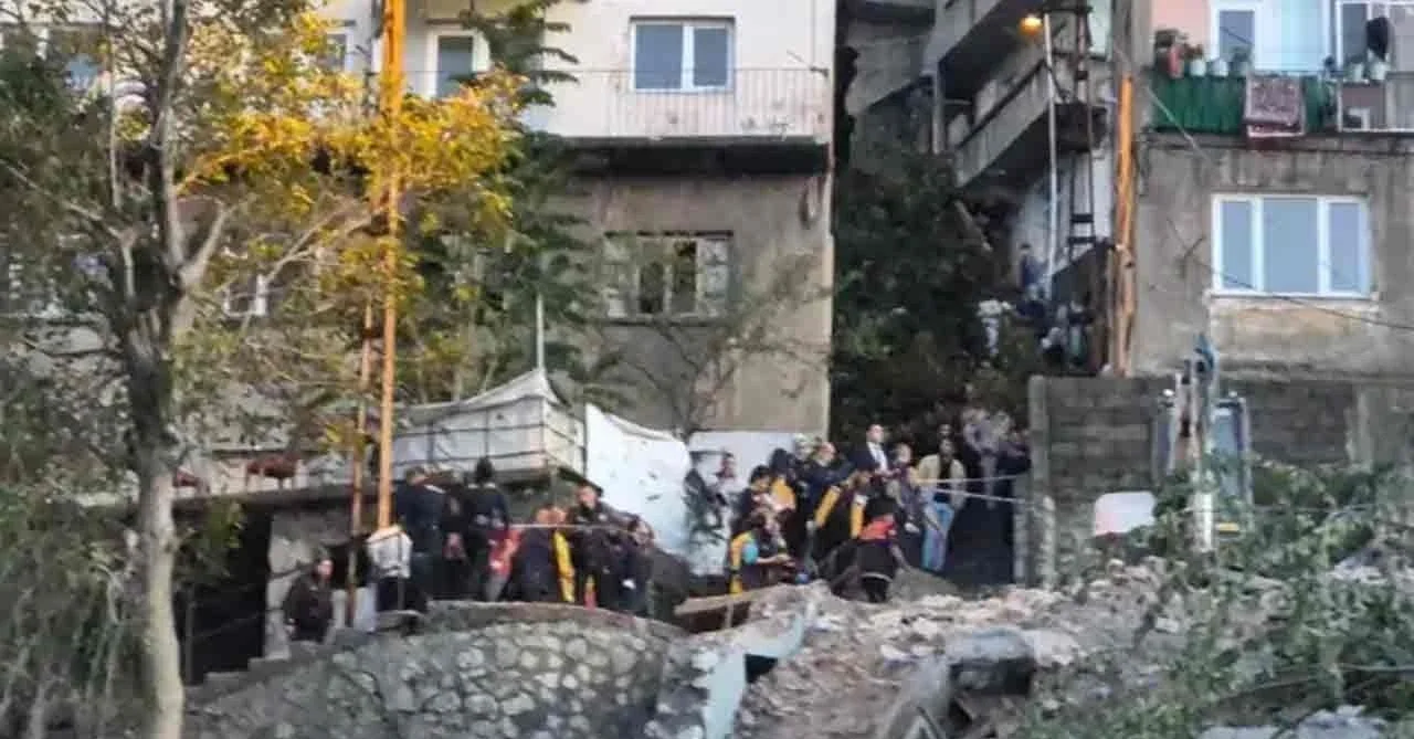 Meşrutiyet Mahallesi'nde 3 katlı bina çöktü: Enkazdan 1 kişi kurtarıldı