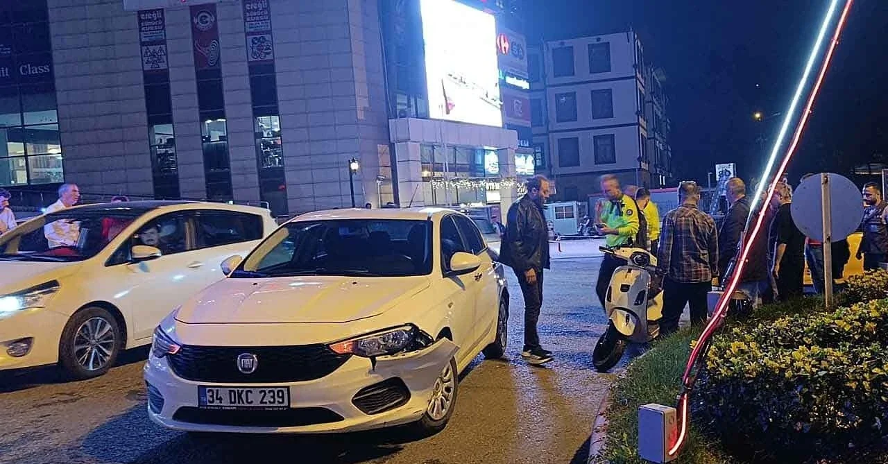Müftü Mahallesi PTT kavşağında otomobil ile motosiklet çarpıştı
