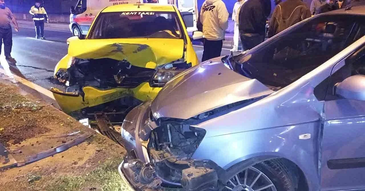 Kafa kafaya çarpışma: Taksi sürücüsü yaralandı