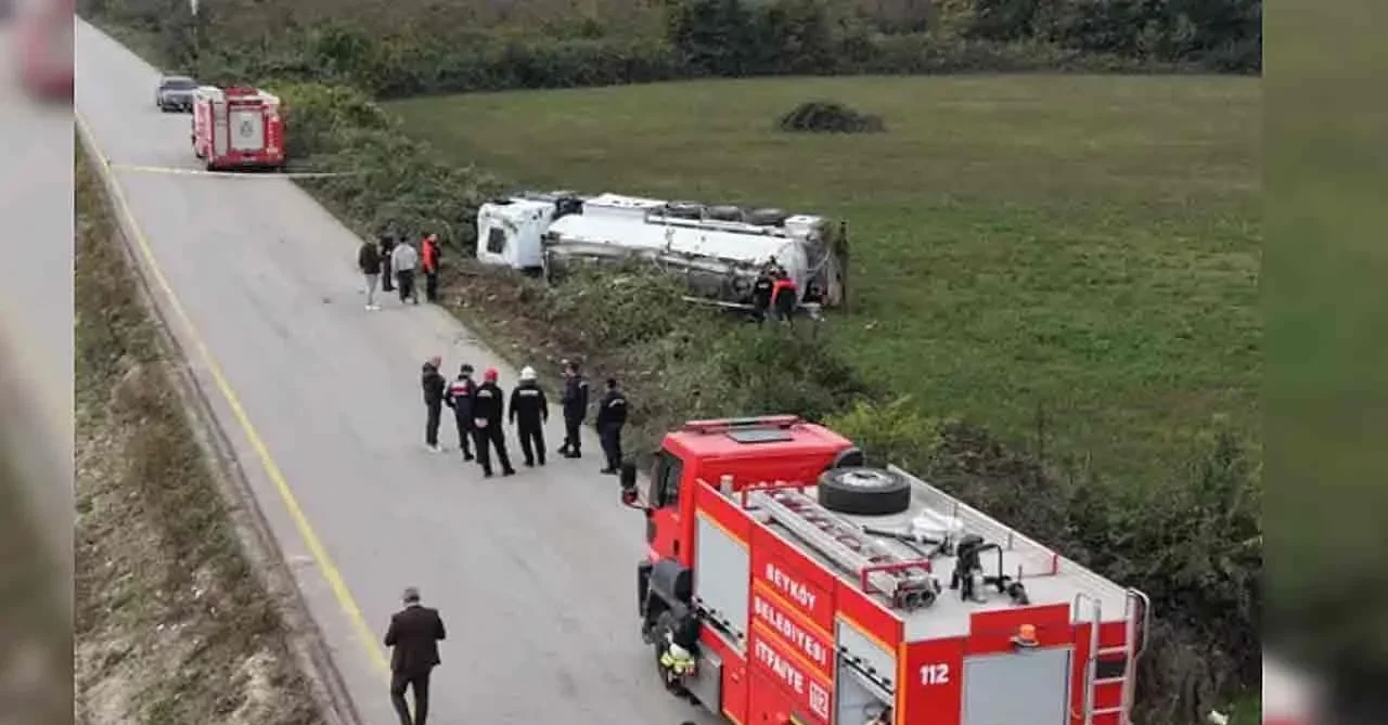 Düzce 1'inci OSB yolunda benzin yüklü tanker devrildi, trafik kapandı
