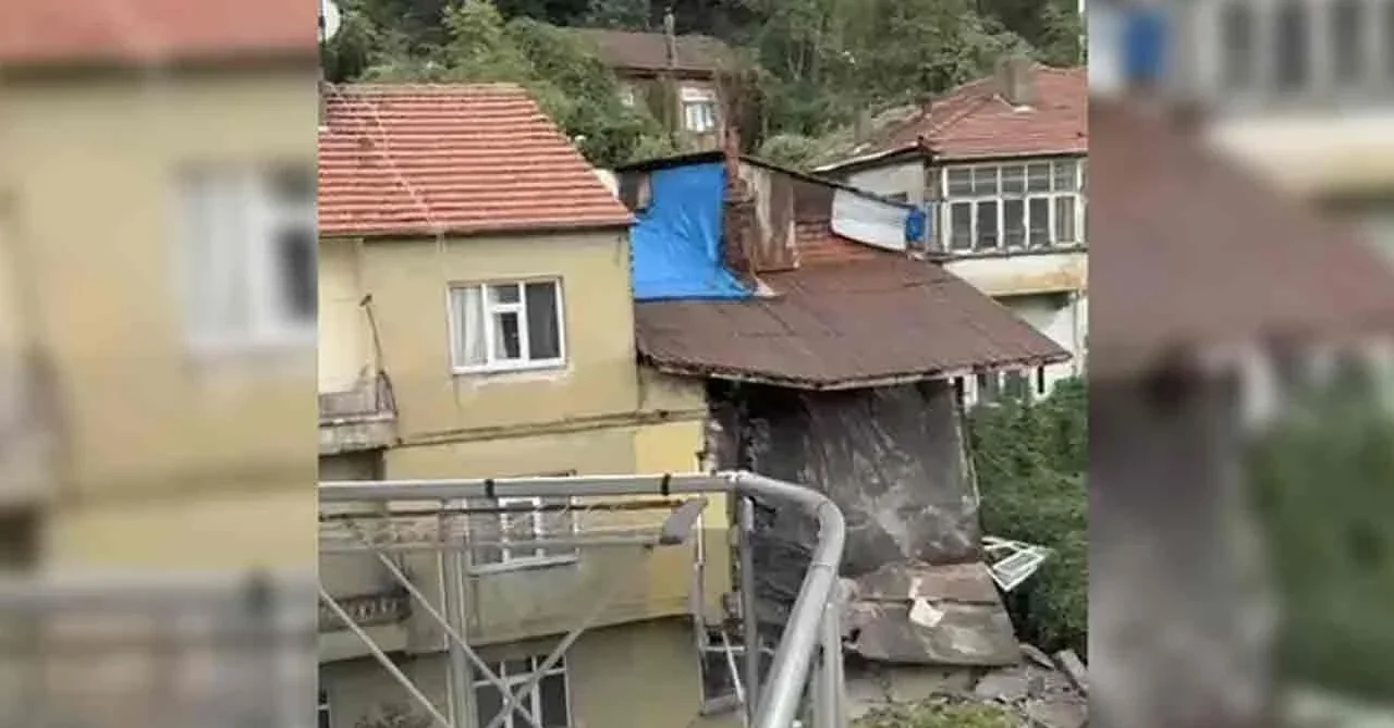 Meşrutiyet Mahallesi'nde kullanılmayan 2 katlı evin kalan kısmı da çöktü