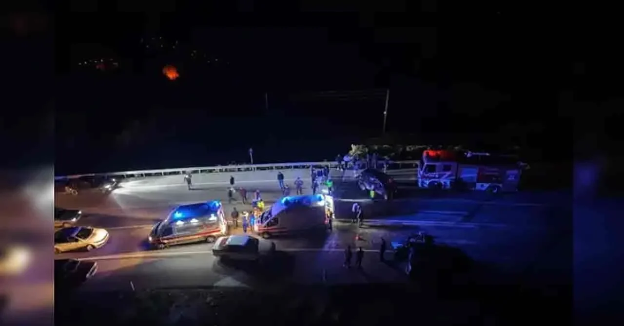 Akçakoca-Kocaali yolunda iki araç kafa kafaya çarpıştı: yaralılar hastaneye kaldırıldı
