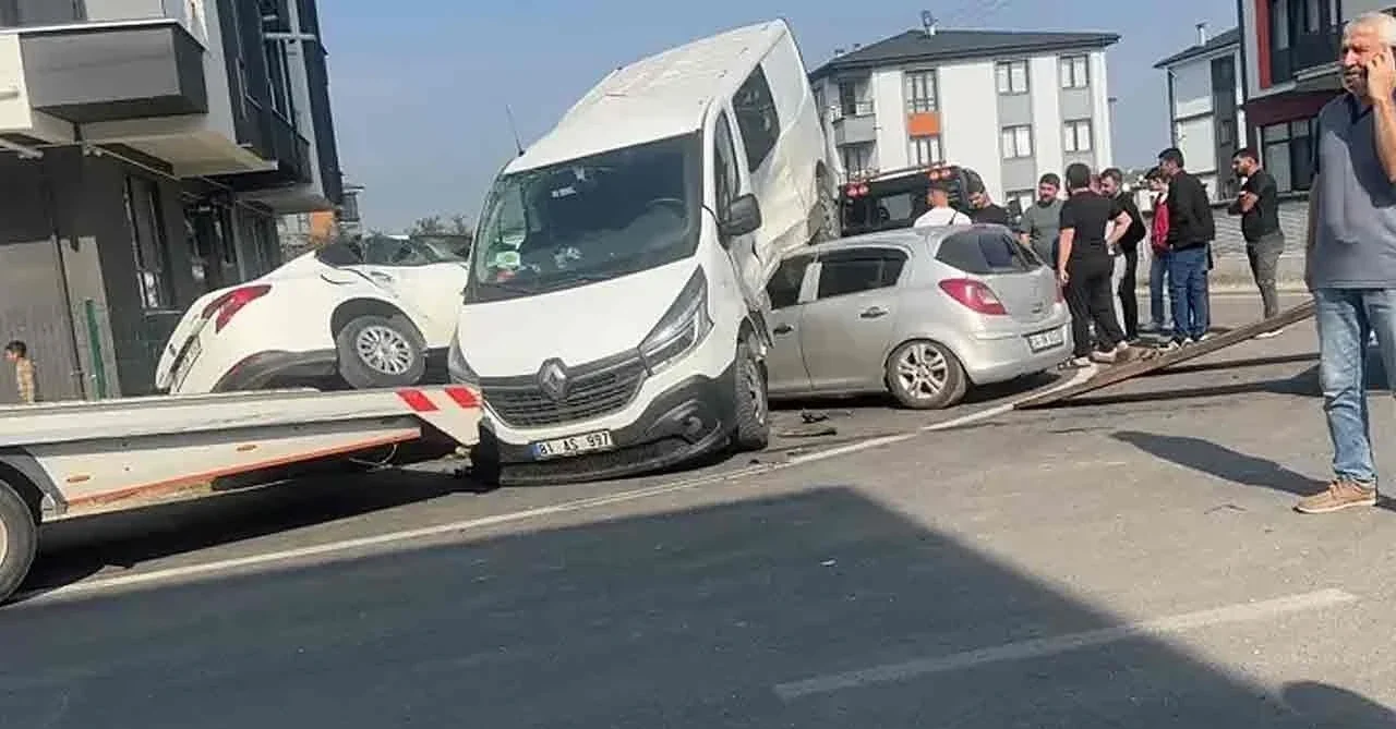 Koçyazı Mahallesi'nde otomobil ile minibüs çarpıştı: 2 sürücü ve 1 kişi yaralandı
