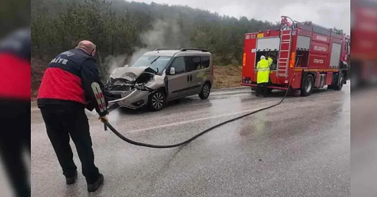 Bolu-Nallıhan yolunda hafif ticari araç TIR’a çarptı: sürücü yaralı
